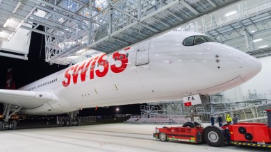 In den eindrücklichen Hangars von Airbus in Toulouse werden die in ganz Europa gefertigten Bauteile, darunter Flügel, Rumpfsegmente, Cockpit und Leitwerke, zu einem Flugzeug zusammengefügt. 