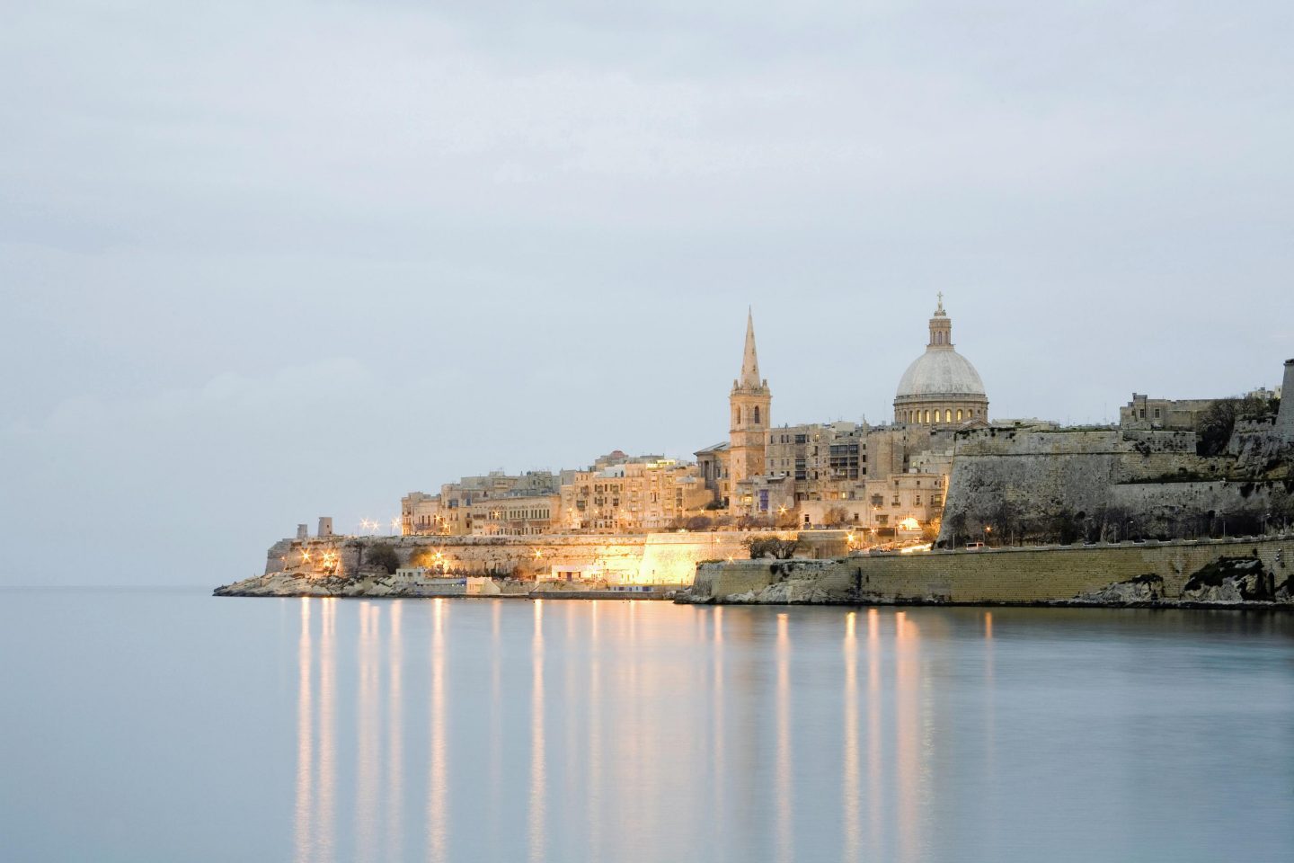 Maltas historische Altstadt am Meer.
