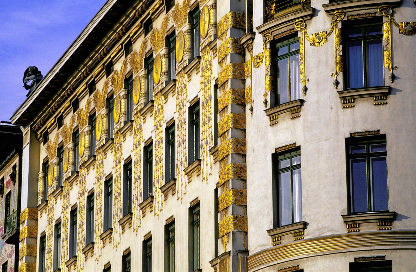 Facciata di un elegante palazzo a Vienna