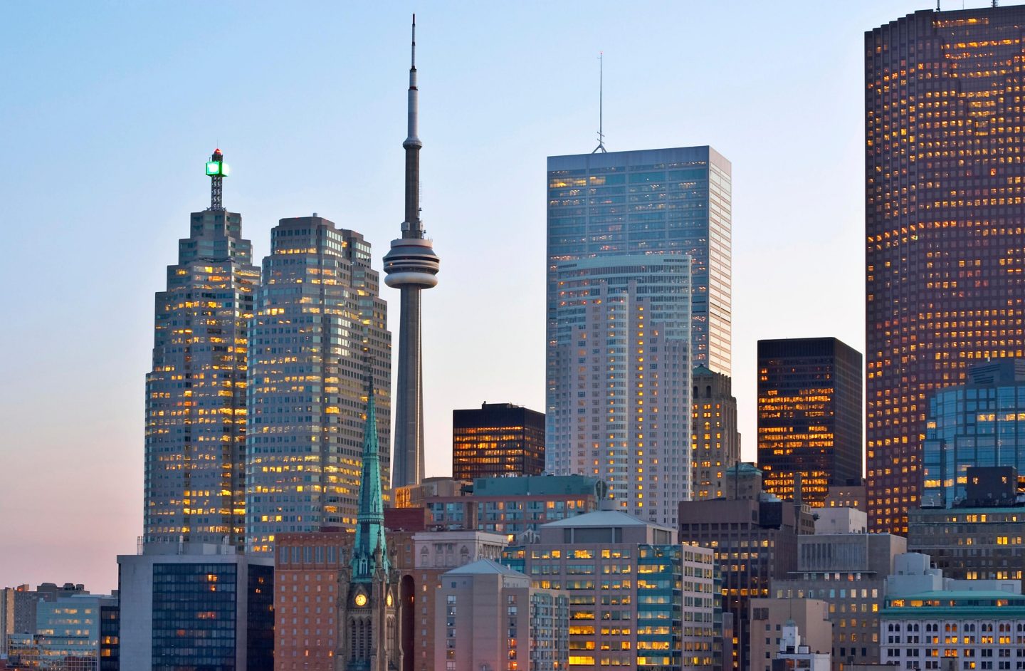 Skyline von Toronto bei Dämmerung.