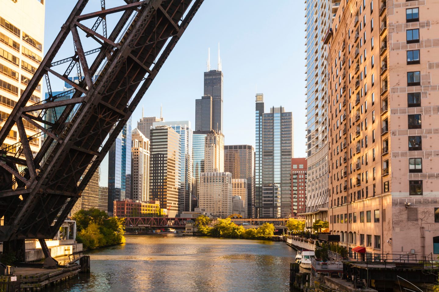 Vue de Chicago et de sa rivière, avec des gratte-ciel et un pont métallique.