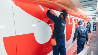 Das Auftragen der Farbe ist Handarbeit. Die Bemalung schützt die Flugzeugstruktur vor Korrosion und reduziert die Auswirkungen von UV-Strahlung. 