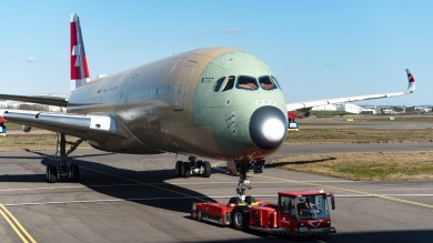 Der Airbus A350 besteht überwiegend aus Verbundwerkstoffen, was ihn besonders leicht und gleichzeitig robus macht. 