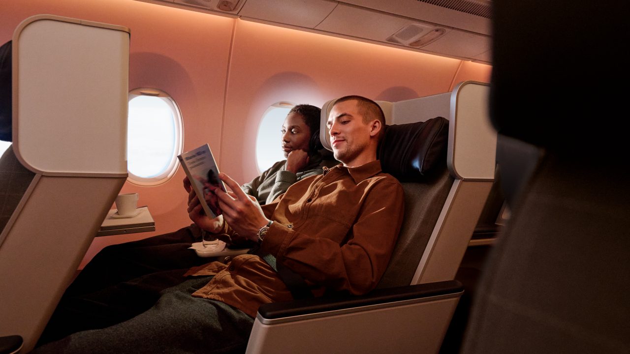 Deux passagers se détendent en classe affaires SWISS.