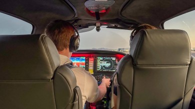 Insight into a cockpit during a flight lesson for prospective SWISS pilots.