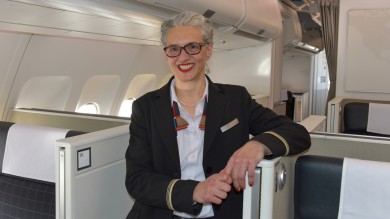 Claudia Trowbridge ist seit mehr als zwei Jahrzehnten bei SWISS tätig und arbeitet seit 2012 als Maître de Cabin.