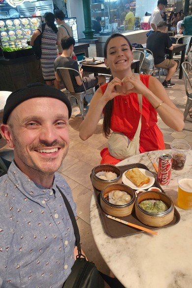 Peter und Jella zusammen beim Essen während einem Layover.
