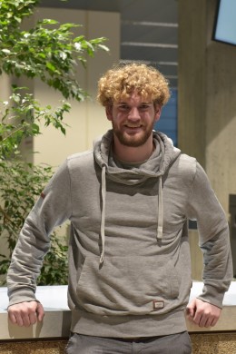 Kai steht vor seinem Arbeitsplatz im Crew Control