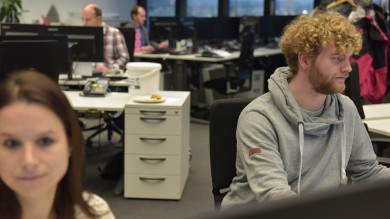 Kai an seinem Arbeitsplatz im Crew Control