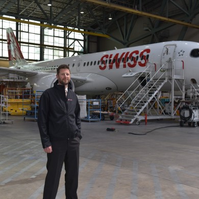 Stephan steht im Hangar vor einem A220-300.