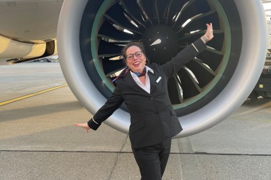 Flight Attendant Sonja in front of a SWISS aircraft.