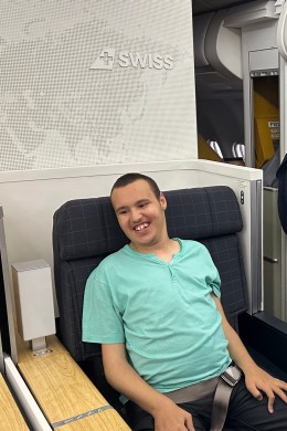 Jamie in der First Class am lächeln