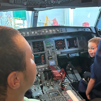 Jamie im Cockpit.