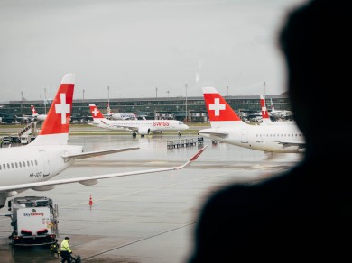 Blick auf den geschäftigen Flughafen Zürich.