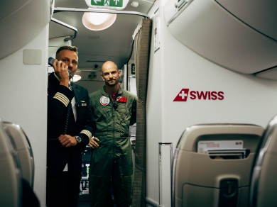Begrüssung durch Kapitän Sandro Alpinice, der allen Gästen einen guten Flug wünscht.