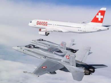 Zwei F/A-18 Hornets zusammen mit dem SWISS Airbus A220 HB-JCC