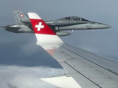 Die Kampfjets näherten sich zunächst der linken Seite des Flugzeugs und versuchten, Kontakt mit dem SWISS Airbus A220 aufzunehmen. 
