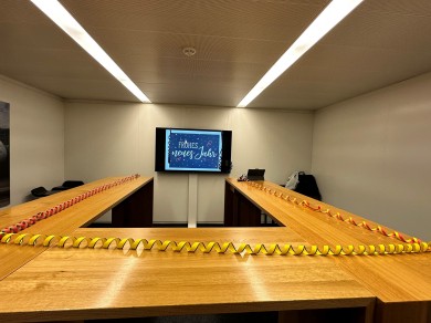 Partydekoration auf dem Tisch im Briefingraum. 
