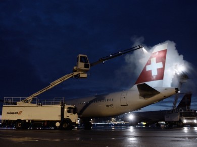 Ein SWISS Flugzeug wird enteist. 