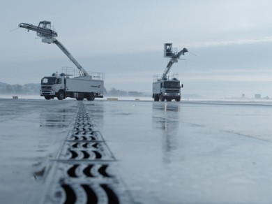 Zwei Enteisungsfahrzeuge am Flughafen. 
