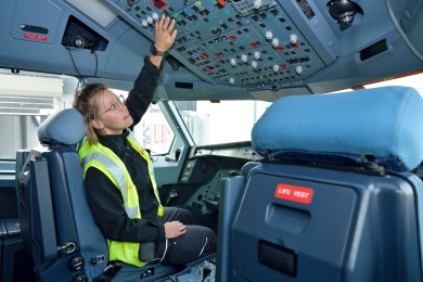 Zuerich Flughafen 5.10.2023 - Ines Eckstein, Flugzeug Technikerin bei Swiss International Air Lines bei Unterhaltsarbeiten an einer Airbus A330.