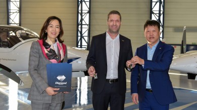 Offizielle Übergabe der Schlüssel der neuen Schulungsflugzeuge während des Fotoshootings.