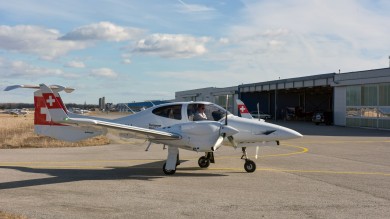 Das Schulungsflugzeug mit der SWISS Livery vor dem Hangar.