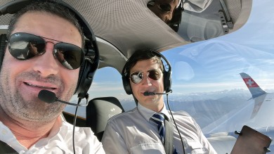 Die zwei Piloten posieren für ein Foto. 