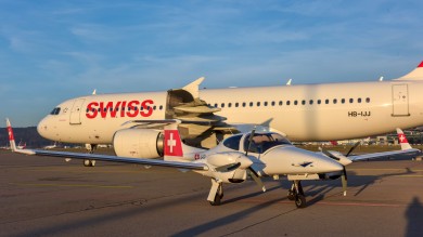 Ein SWISS Flugzeug und ein Schulungsflugzeug posieren gemeinsam in Zürich.
