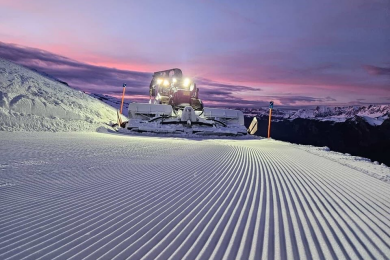 Der Pistenbully auf der Skipiste.