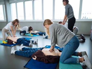  At Lufthansa Aviation Training in Opfikon, the cabin crew is trained not only to stay calm during medical emergencies but also to act swiftly and confidently.