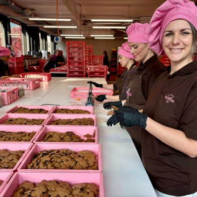 Melanie Weibel ist bei SWISS für Produkte zuständig. Beim Besuch bei Bachmann hilft sie verpacken.