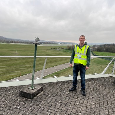 Meteorologist Markus Kägi on the terrace of the weather observation centre.