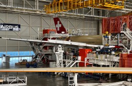 In den eindrücklichen Hangars in Toulouse befindet sich die Final Assembly Line (FAL), in der die verschiedenen Teile zu einem Flugzeug vereint werden. (Bild: Markus Löhn, LHG)