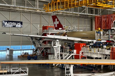 In den eindrücklichen Hangars in Toulouse befindet sich die Final Assembly Line (FAL), in der die verschiedenen Teile zu einem Flugzeug vereint werden. (Bild: Markus Löhn, LHG)