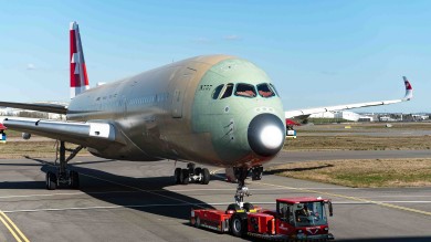 Der erste Airbus A350 von SWISS nach Abschluss der Endmontage in der Final Assembly Line (FAL), noch ohne die klassische rot-weisse Lackierung.