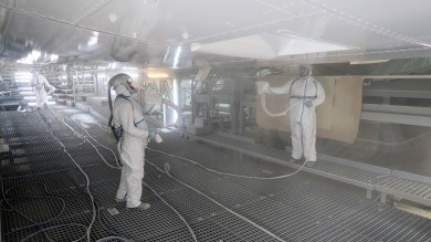 Die Lackierung des A350 startet mit der präzisen Anwendung von weisser Farbe auf der Unterseite, die sowohl ästhetische als auch funktionale Anforderungen erfüllt, wie den Schutz vor Korrosion und UV-Strahlung.