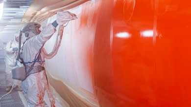 Die ikonische rote Lackierung auf dem Rumpf des A350 spiegelt das charakteristische SWISS-Design wider und verleiht dem Flugzeug seine unverwechselbare Identität.