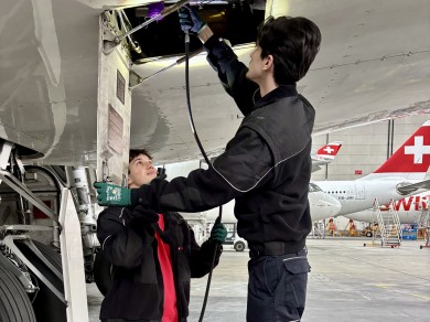 Sinan (links) und Engjell (rechts) arbeiten im Hangar.