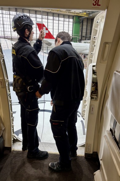 Flugzeugmechaniker:innen arbeiten auch in der Höhe, sie sind dabei aber gut gesichert.