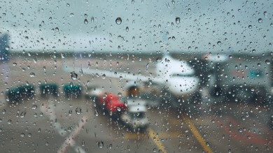 Bei einem Gewitter mit Gefahr von Blitzeinschlägen müssen alle Arbeiten auf dem Flughafenvorfeld unterbrochen werden.