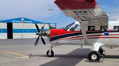 Ein Flugzeug wird in der Werkstatt repariert.