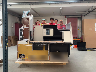 Das stolze Team (v.l.n.r.: Paul, Filip, Jonas, Yarin, Domenico) vor der vollständig aufgebauten SWISS Business Suite auf Platz 2A. Weil die Fensterwand noch fehlt, gibt die Suite den Blick auf ihr Innenleben frei.