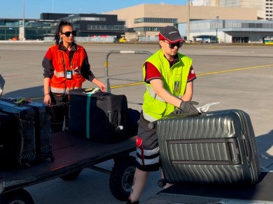 On March 8, not only the flight crew is in female hands, but also the ground handling – as seen here during the loading of the aircraft.