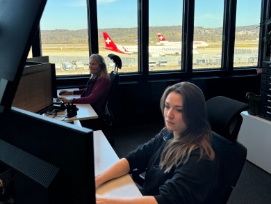 At the Operation Control Center at Zurich Airport, Aylin Gaam and Yvonne Haller from the Passenger Care Center take care of the passengers' well-being.
