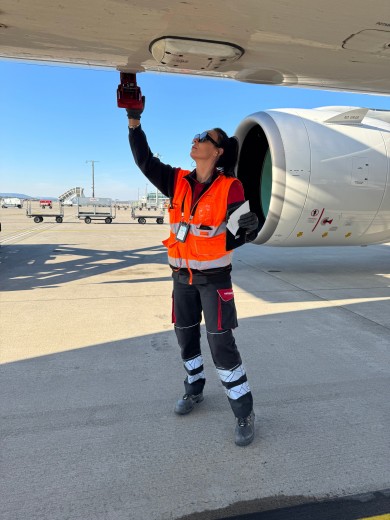 Nora Kodzadzakliev-Saiti, Ramp Supervisor Load bei Swissport. «Koordination, Präzision und Zusammenarbeit kennen kein Geschlecht.»