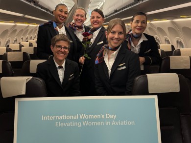 The SWISS crew is looking forward to the special day. Front row, from left to right: Captain Annina Annaheim, First Officer Elina Piesbergen. Back row: Cabin Crew Member Jamila Ackermann, Flavia Huder, Maître de Cabine Maria Porto Estevez, Cabin Crew Member Tanja Vasilic.