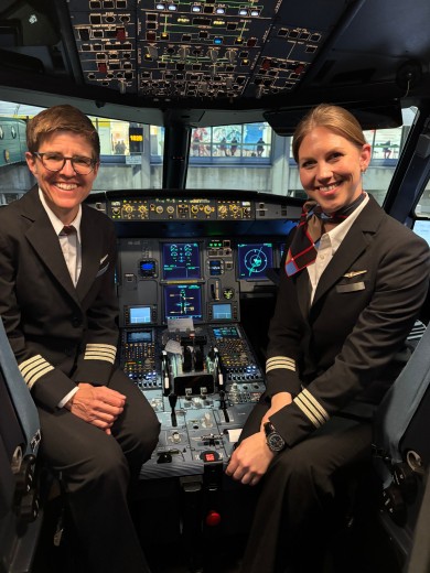 SWISS Captain Annina Annaheim and First Officer Elina Piesbergen in the cockpit.
