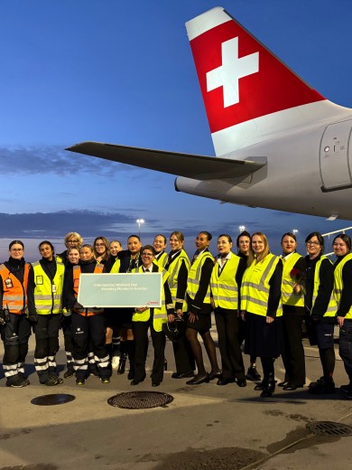 Together with the ground staff in Gothenburg, the SWISS crew poses in front of the aircraft with registration HB-JDE.