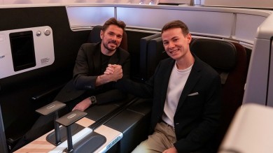 Die beiden Taufpaten Stan Wawrinka und Rayan Favre sitzen gemeinsam in unserer neuen SWISS Business.